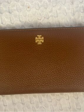 Tory Burch Chestnut Pebbled Leather Continental Wallet with Gold Logo